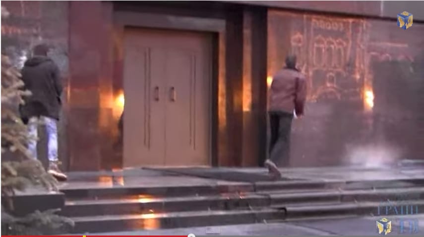 „Kelj fel és járj”: Szentelt vízzel ébresztgette Lenint két művész