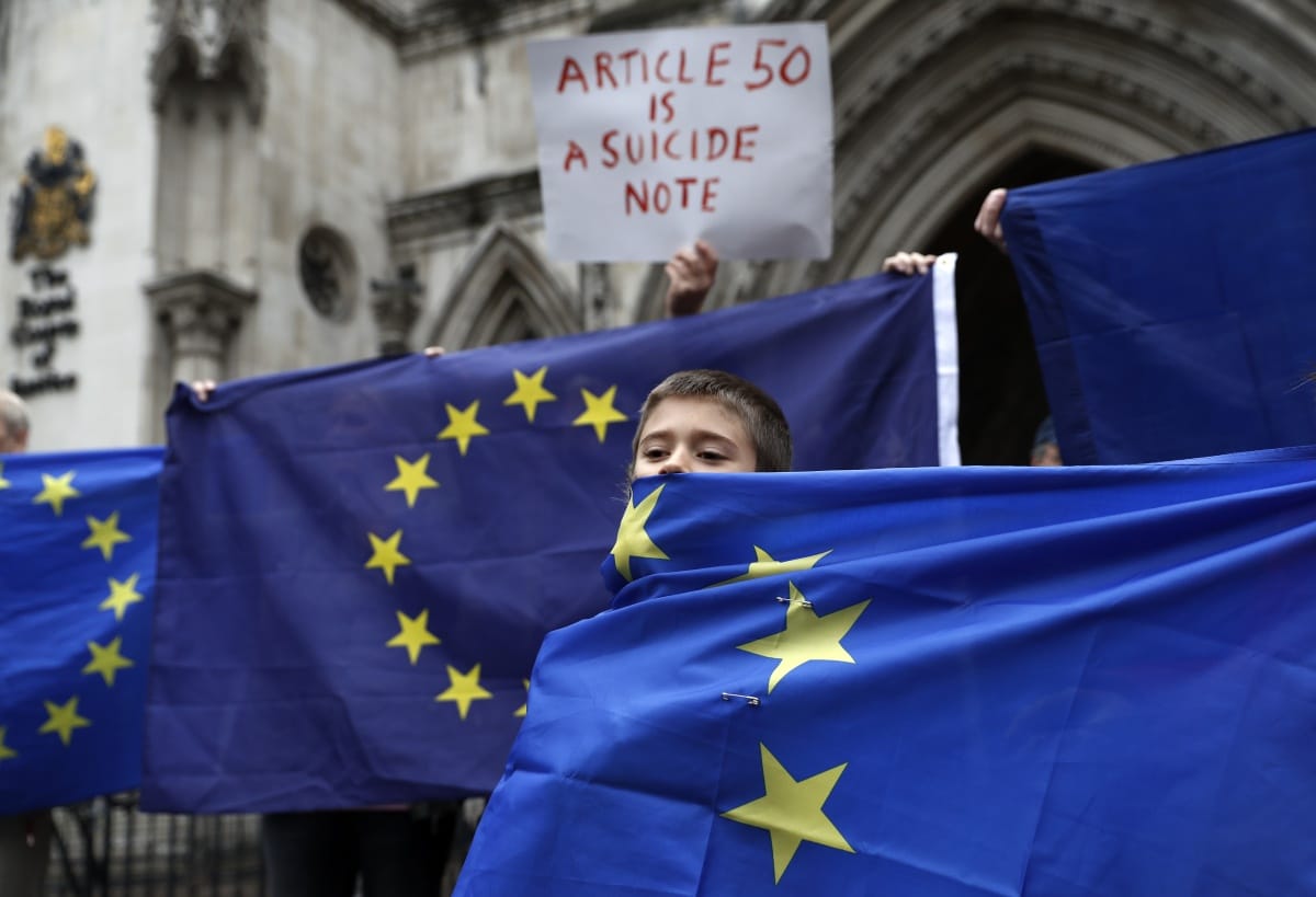 Theresa May ráült a telefonra a tegnapi Brexit-pofon után