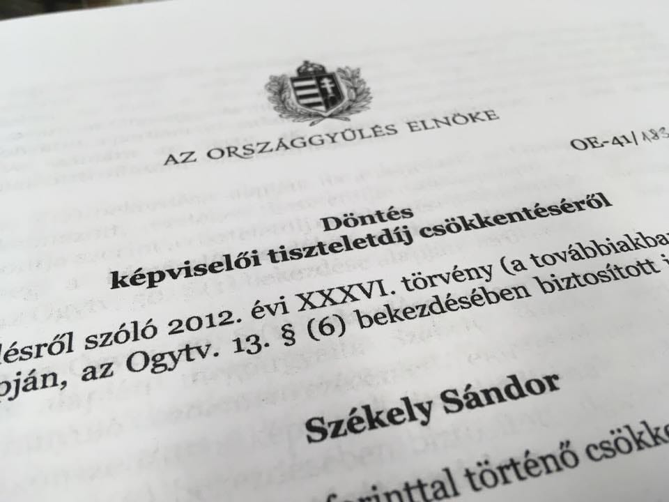 Kövér egyedül eldöntötte: egyhavi fizetést von meg a tiltakozó ellenzéki képviselőtől