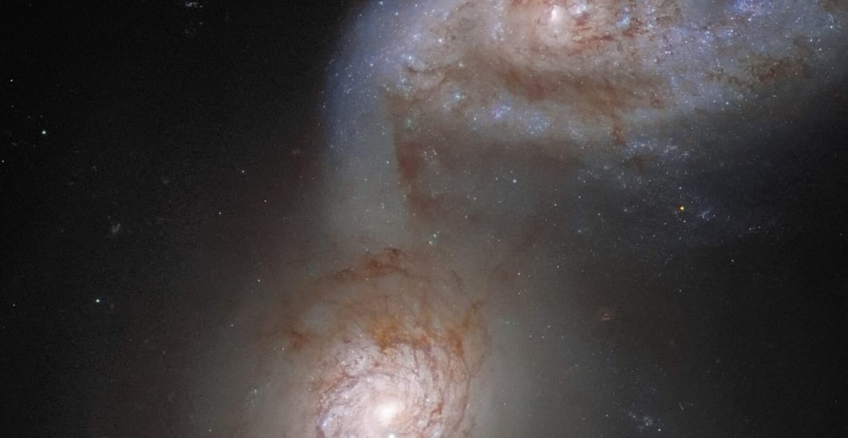 „Sziámi ikrek” az űrben: furcsán összeolvadó galaxisokat vett észre a Hubble, le is fotózta őket