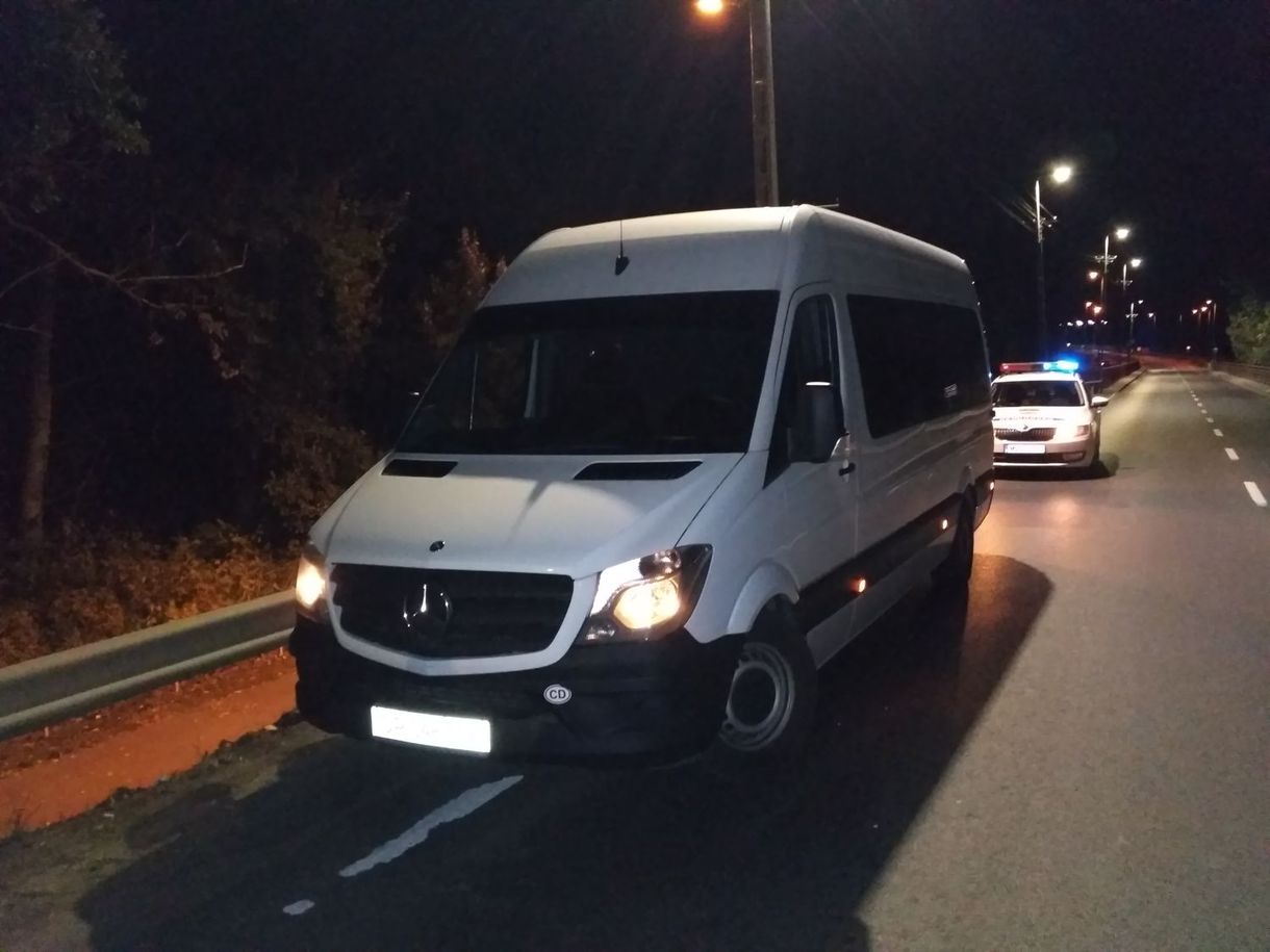 Tudja, hány doboz csempészcigi fér egy kisbuszba? Ebbe a Mercedesbe például 156 ezer – fotók