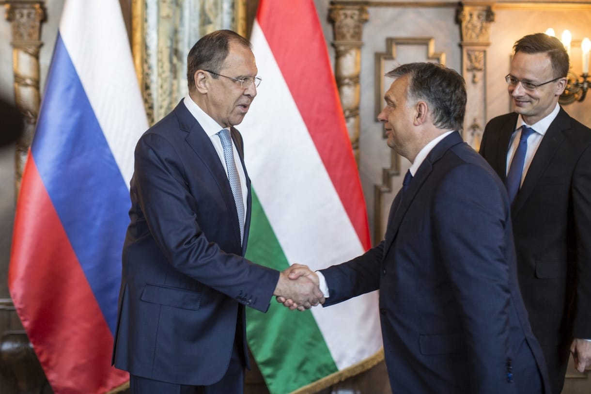 Orbán megfázott, de Lavrovval azért kezet fogott reggel – fotó