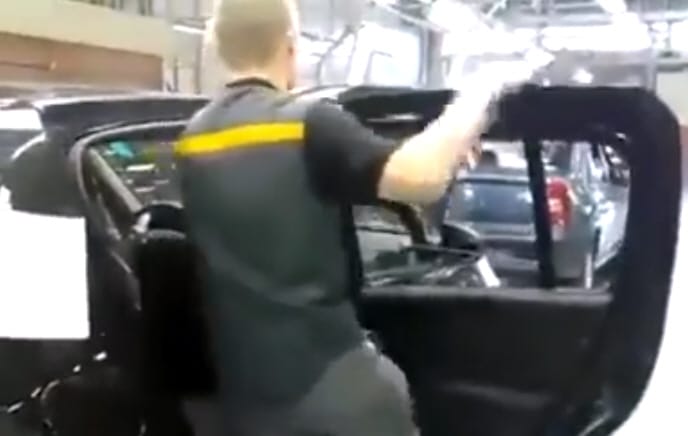 Jön a Dacia kalapácsos embere és tökéletesíti a járművet – videó