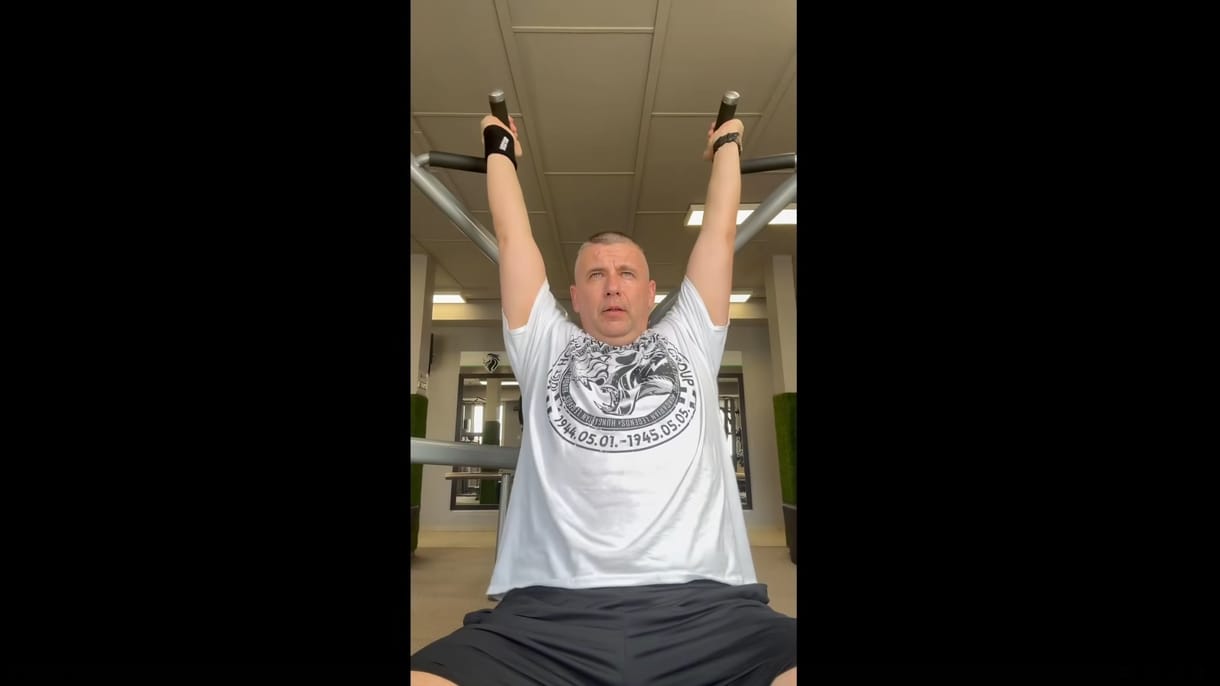 Ruszin-Szendi Romulusz gyúrós videóval reagált: „Én így küzdök a zsír és a toka ellen”