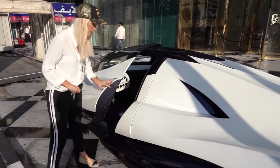 Videó: egy hölgy próbálhatta ki először az 5000 lóerősnek ígért dubaji hiperautót