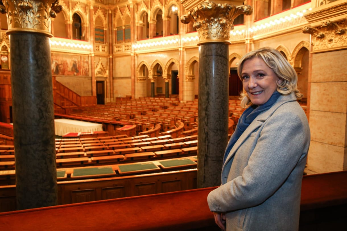 Le Pen Budapesten: a francia szélsőjobb vezére a Parlamentben, a Hősök terén és a Duna-parti holokauszt-emlékműnél is volt