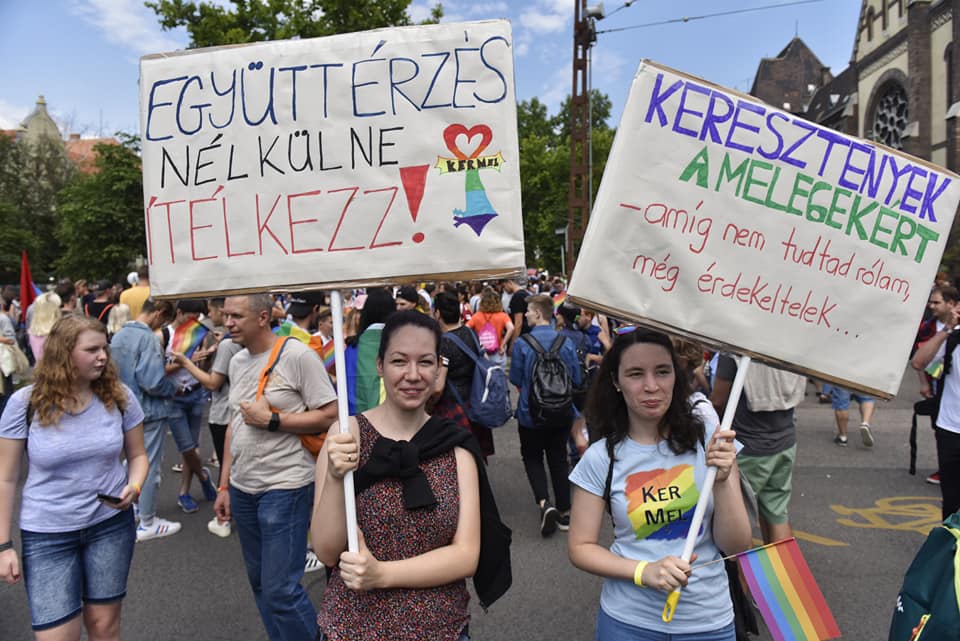Mocskolódó motorosok tüntetnek a Pride ellen