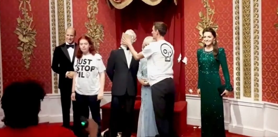 Tortával dobták meg III. Károly király viaszszobrát klímaaktivisták