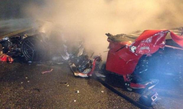 Kettészakadt és kigyulladt a Ferrari, megúszta a sofőr - fotók