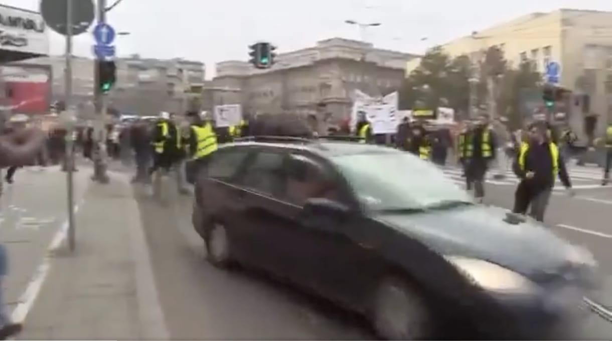 A kormány ellen tüntető diáktömegbe hajtott egy autó Belgrádban