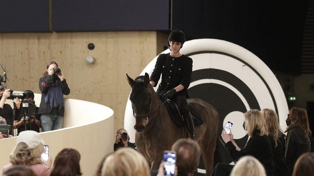 Feltűnt egy ló a Chanel divatbemutatóján