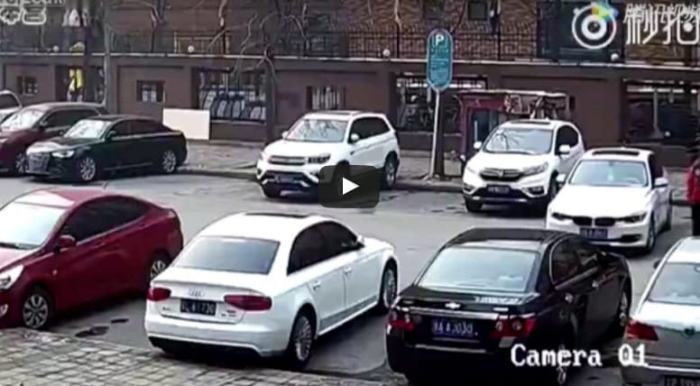 Videó: ehhez a hétköznapi parkoláshoz azonnal kárszakértőt is kellett hívni