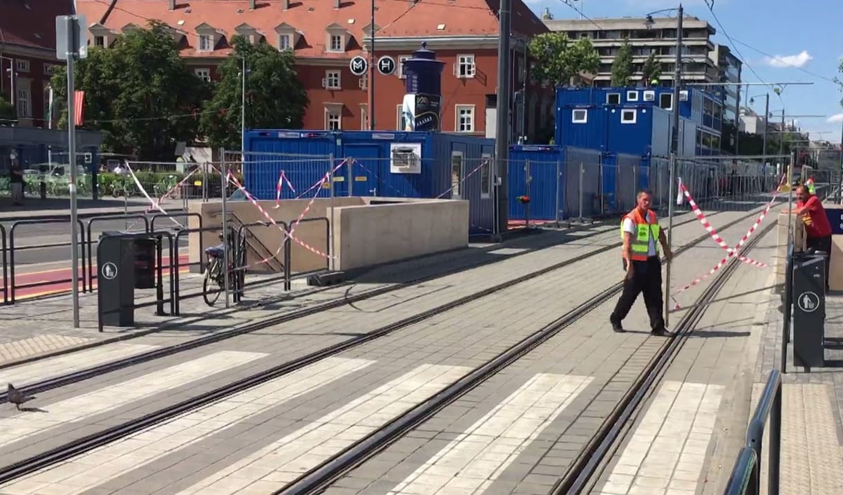 Új foglalkozást találtak ki a vizes vb-re a Batthyány téri villamospályánál