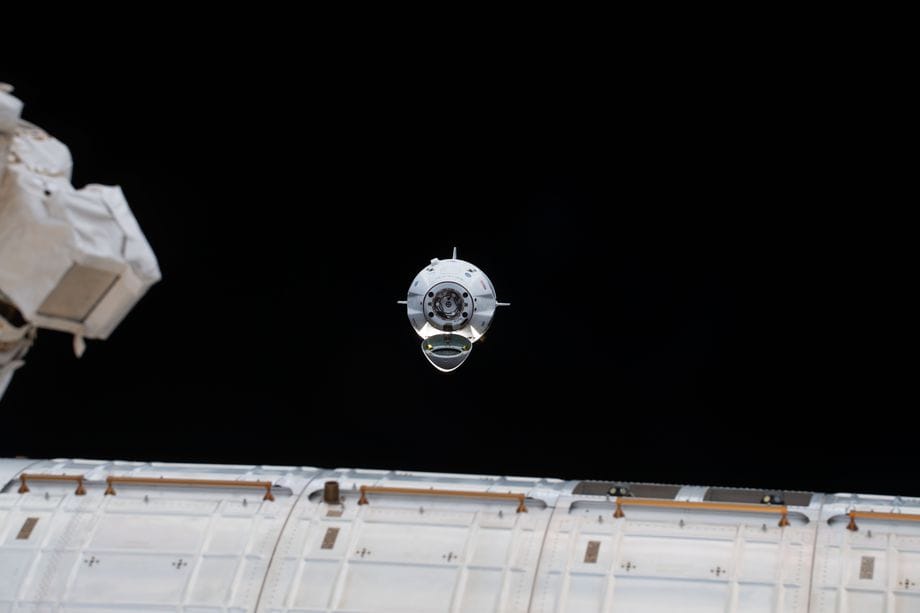 Itt élőben láthatja, ahogy a SpaceX Crew Dragon dokkol a Nemzetközi Űrállomáshoz