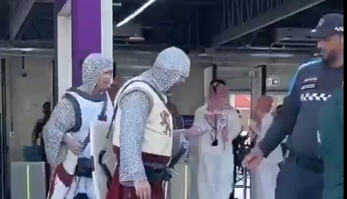 Nem arattak osztatlan sikert Katarban a keresztes lovagoknak öltözött brit szurkolók