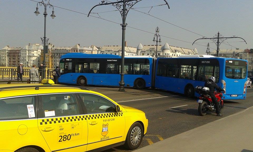 Fotók: Teljesen lebénította a Margit hidat egy keresztbe fordult busz