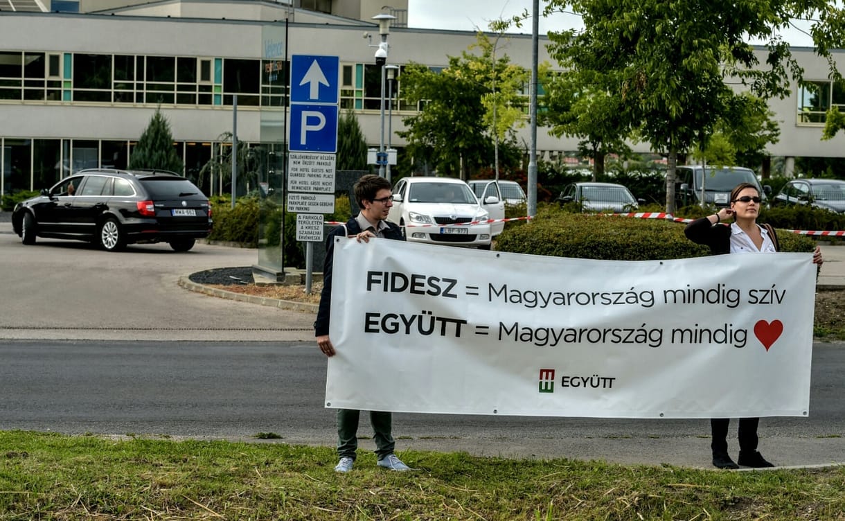 Molinóval tiltakozott az Együtt a Fidesz frakcióülésénél