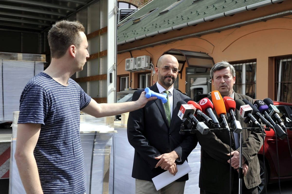 Gumicsont és futóbolondozás a kormány sajtótájékoztatóján