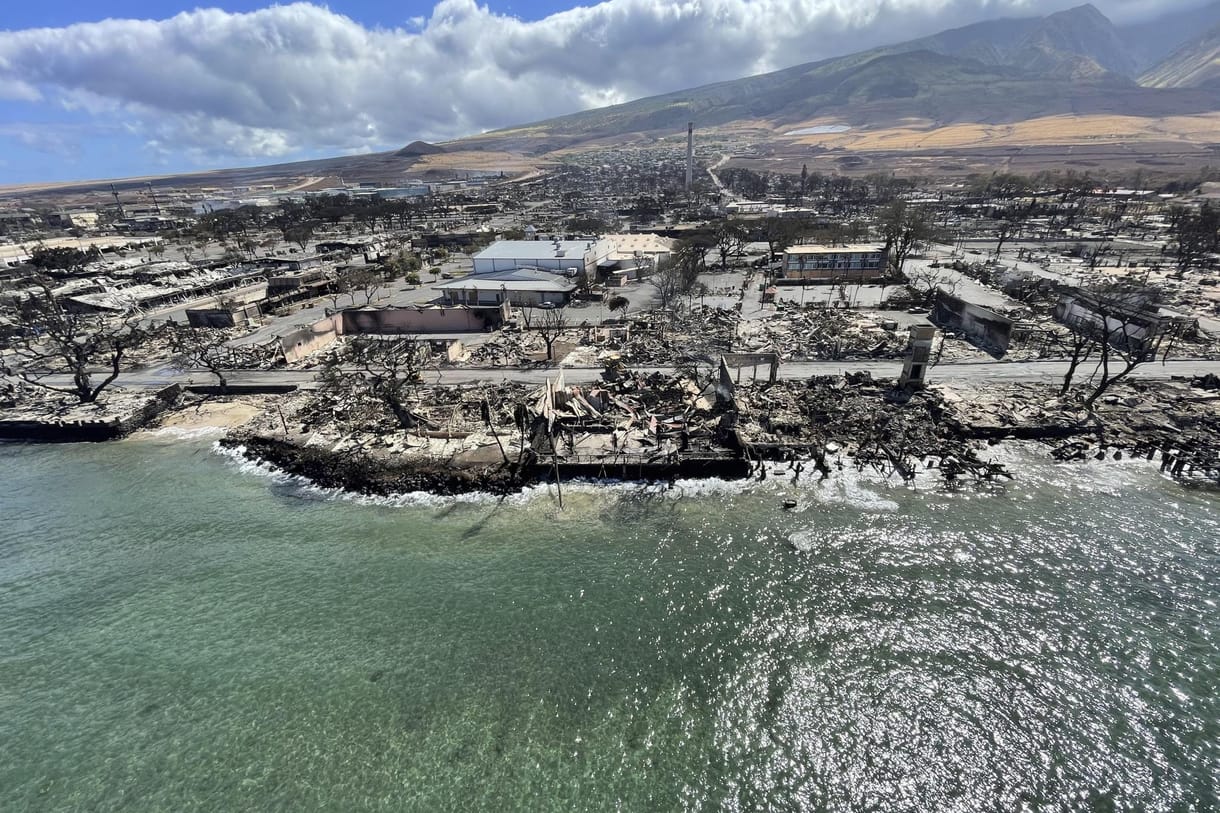 Hawaii: drámai videón a tűz elől az óceánba ugró emberek