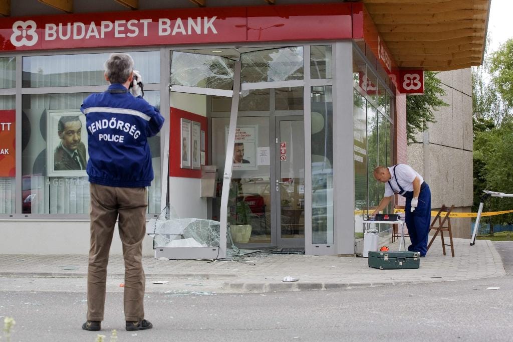 Öt és fél év alatt mintegy 12 millió forint nyomravezetői díjat fizettek ki