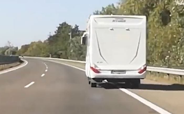 Kilométereken át hajtott egészen szokatlan módon egy lakóautó az M1-esen – videó