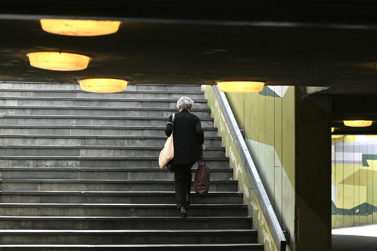 „Megalázó alamizsna” – a 30 ezer forintos utalvány helyett nyugdíjkorrekciós törvényt vár egy nyugdíjasszervezet