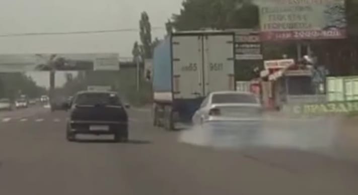 Későn fékezett a gyorshajtó BMW-s, a teherautó pótkocsija állította meg – videó