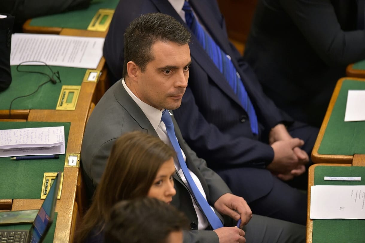 Szoknyagate: a Fidesz-frakció sajtóosztálya visszaszólt Orbánnak