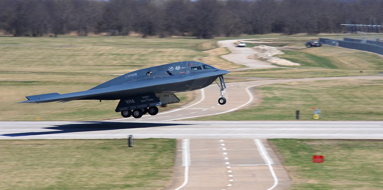 Húszi föld alatti fegyverraktárakat bombáztak az amerikai erők