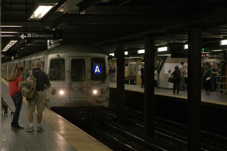 Beesett egy ember a New York-i metró síneire, ketten utánaugrottak, hogy kimentsék