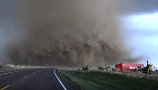 Egy jó videóért mindent: ezt az autóst majdnem elvitte egy tornádó