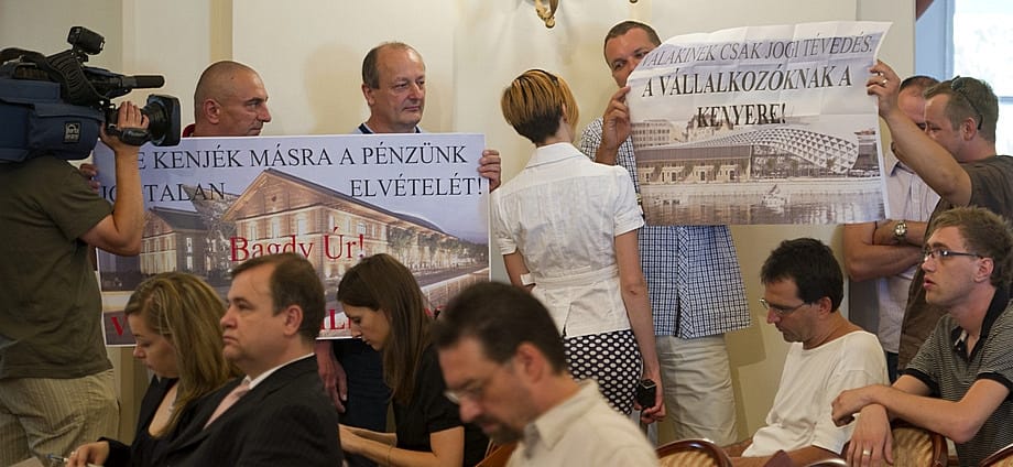 A közgyűlésen tüntettek a CET-en dolgozó vállalkozók