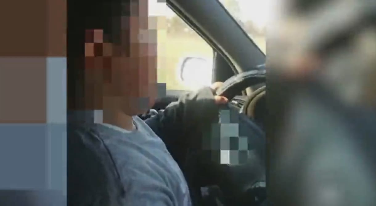 A neten élőzte, ahogy vezetni tanítja a 6 éves fiát, vádat emeltek ellene – videó