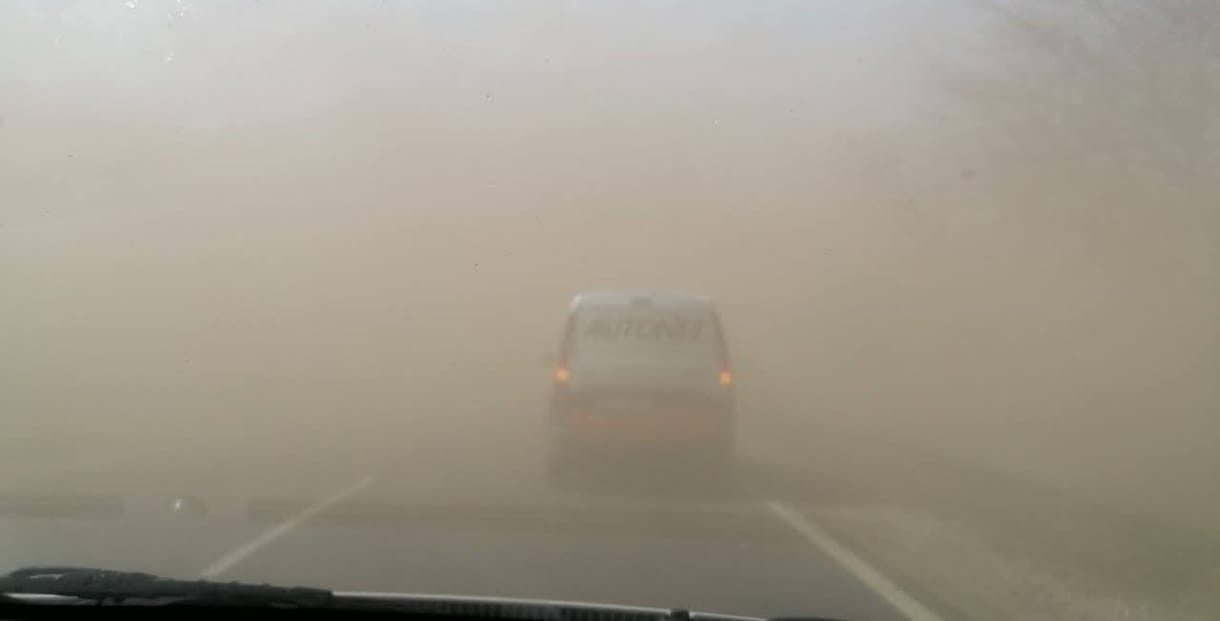 Durva porvihar Debrecennél, minimálisra csökkent a látótávolság a 4-es úton – videó