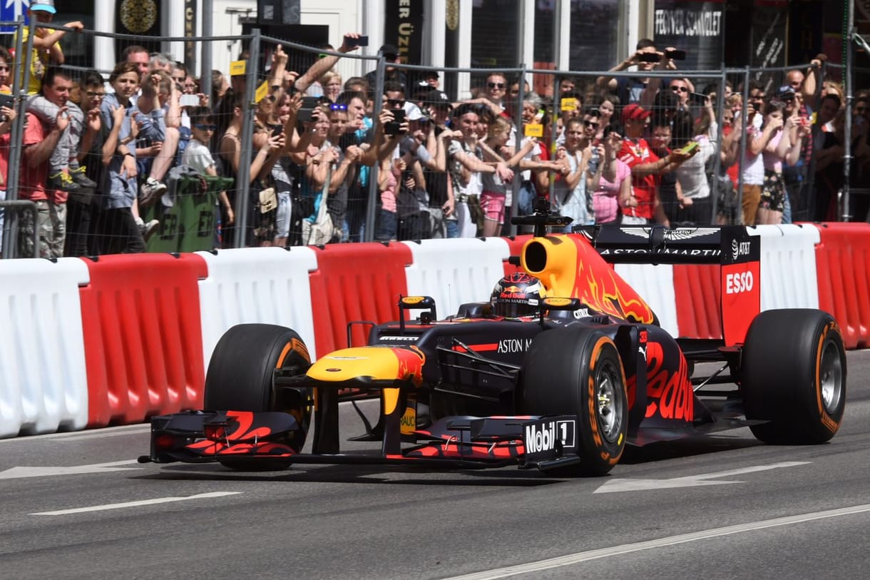 Motorszállítót váltanak Verstappenék
