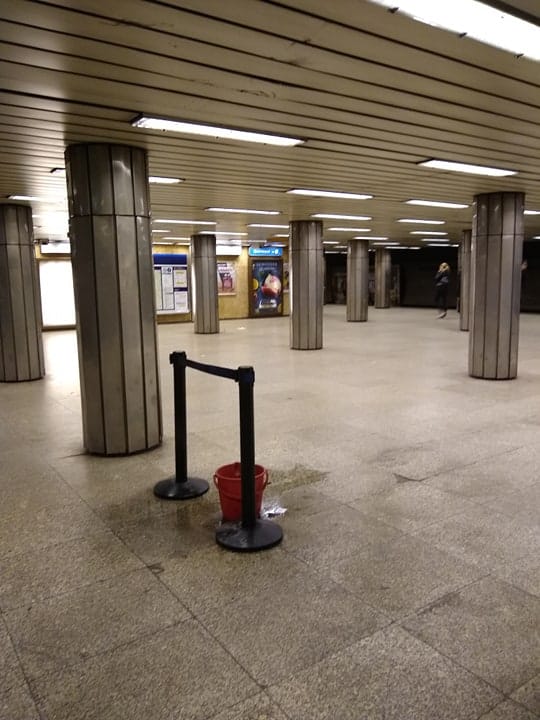 Vödörbe gyűjtötték a vizet a Klinikákon
