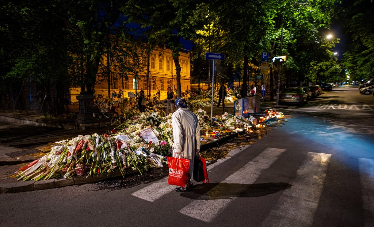 Pszichológusok segítségével indul újra az oktatás – a belgrádi iskolai mészárlás helyszínéről jelentkezünk