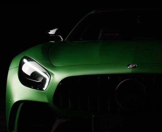 Ilyen ügyesen kell felvezetni egy vadállat sportautót, ahogy a Mercedes csinálta – videó