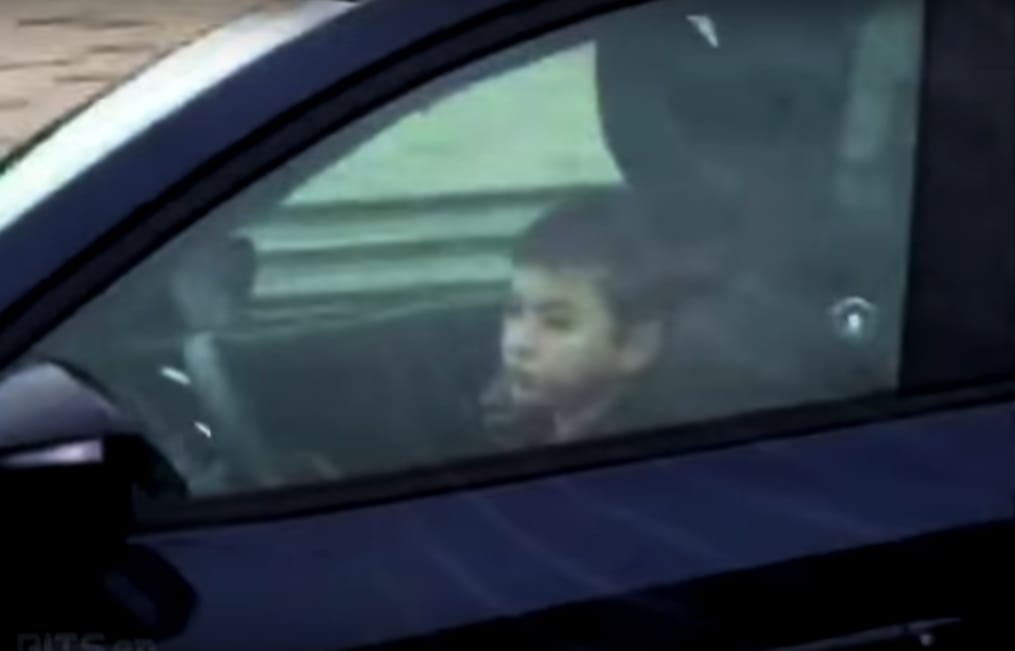 A gyerek vezette a kocsit, amíg az apuka vígan mobilozott – videó