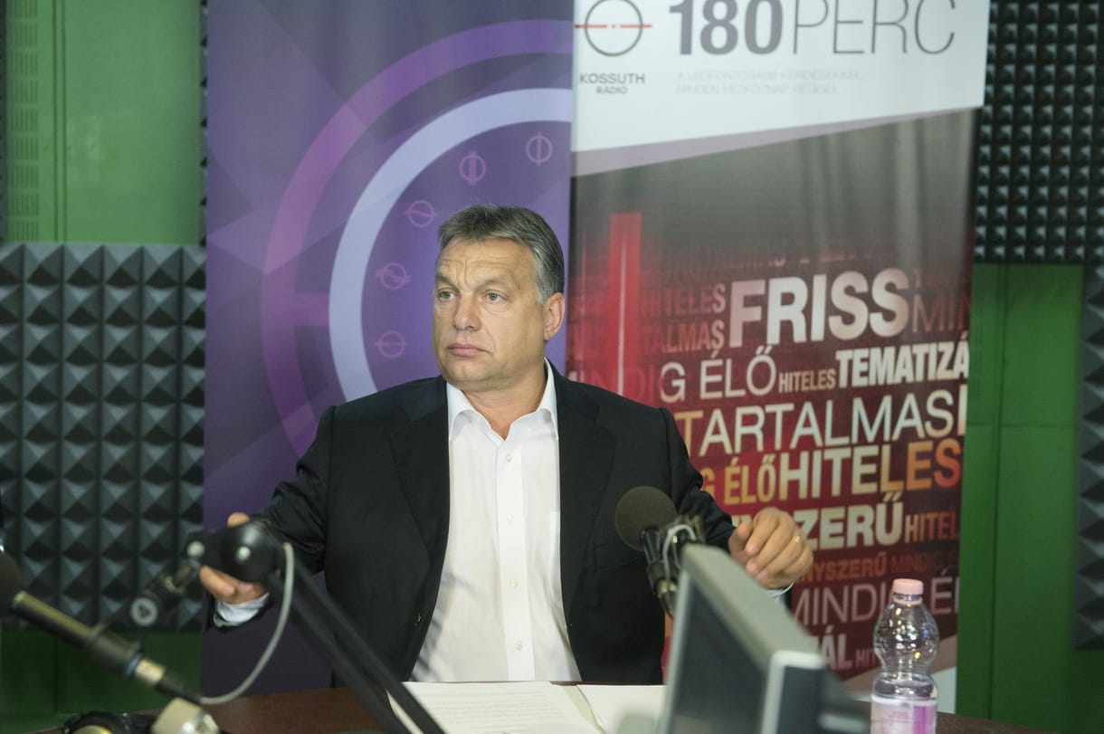 Orbán: Kellett a zárolás, de nem áll le a stadionépítés