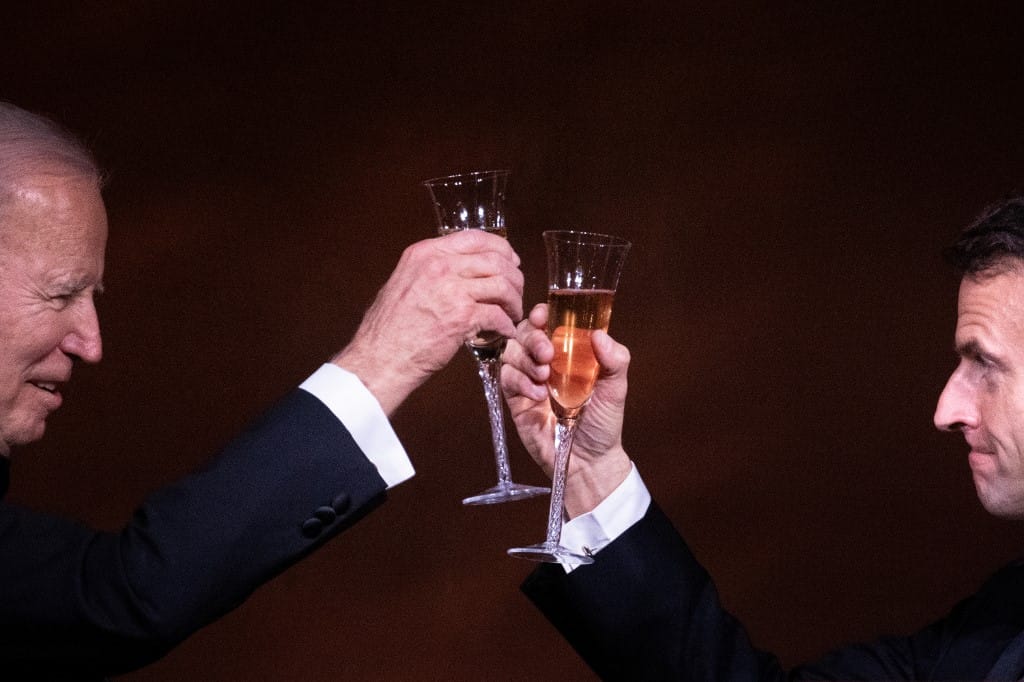 Barátok közt: Bidennél próbálta mutatni erejét az összeurópai szerepre törő Macron