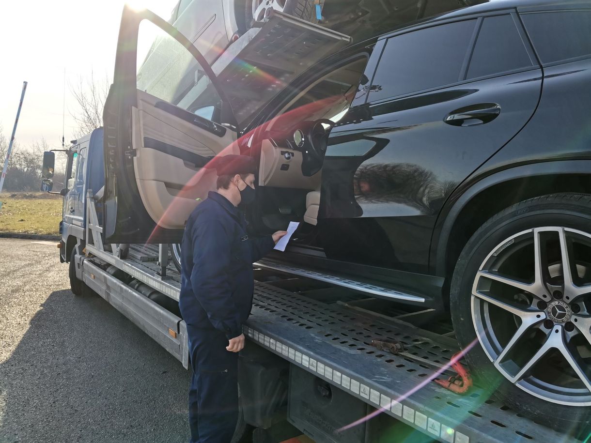 Kapitális luxus Mercedes akadt horogra Csengersimánál