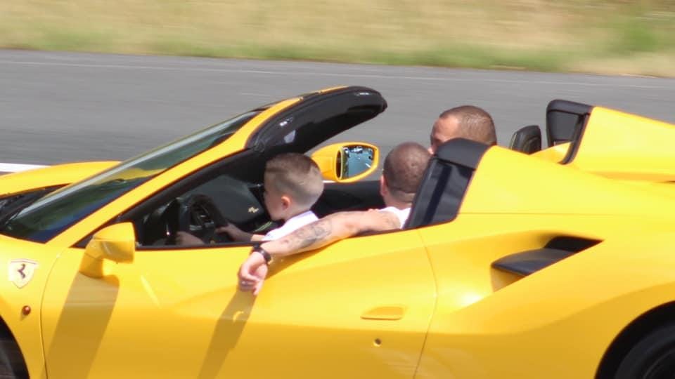 Ölben vezette egy gyerek a Ferrarit az autópályán