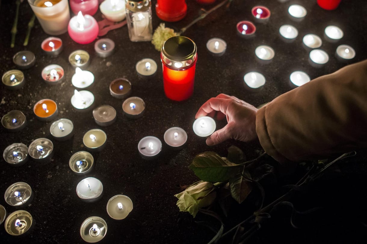 Kereszteket állítottak a veronai busztragédia sofőrjének háza elé