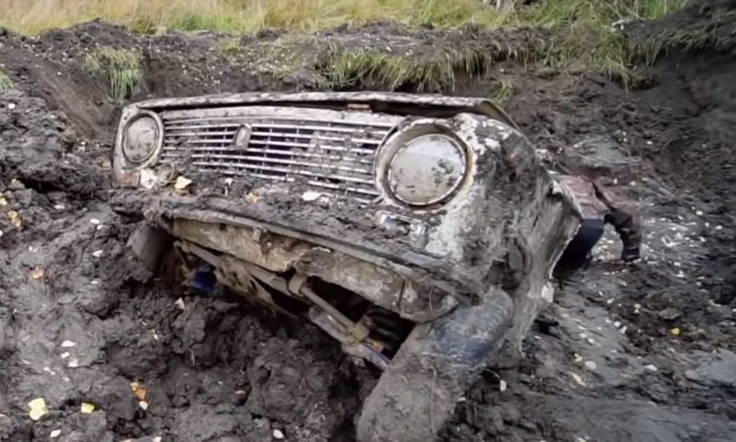 Így indul be egy földből kiásott régi Lada, Toyota és Audi – videó