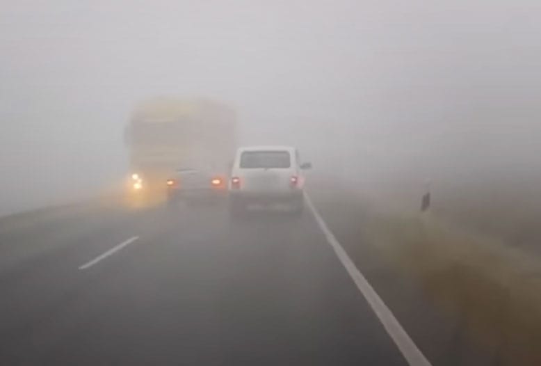 Orosz rulett a meggondolatlan előzés ködben, két autós rá a példa – videó