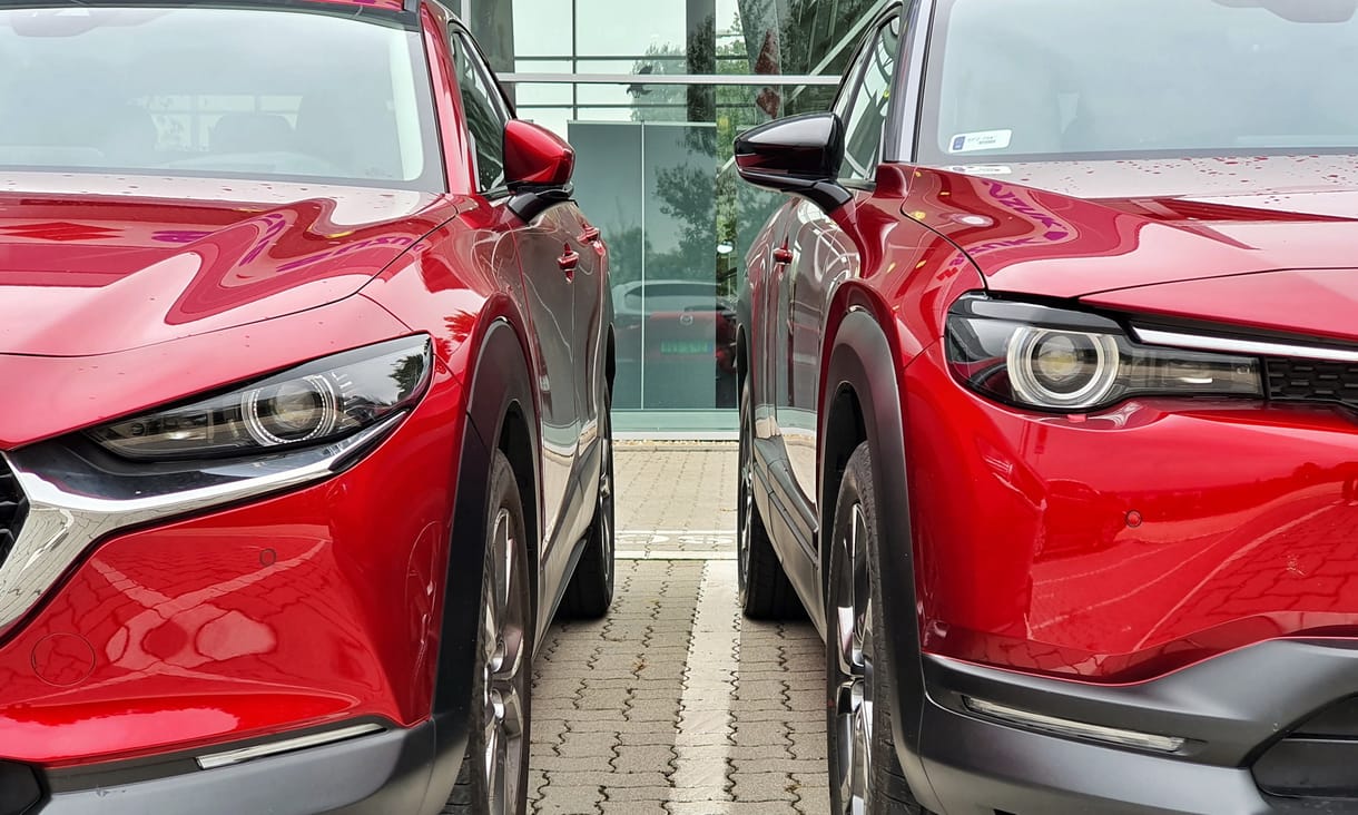 Testvérharc: elektromos és benzines Mazdákat eresztettünk egymásnak