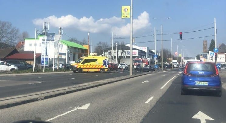 Karambol történt Csillaghegyen, torlódás van a 11-es úton