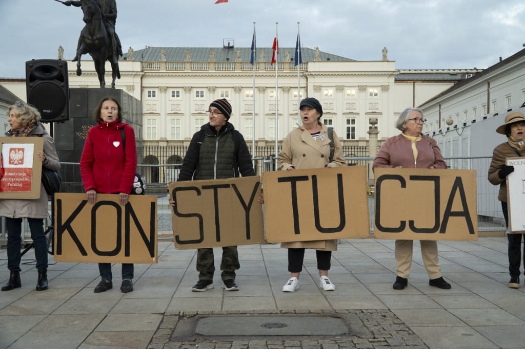 Die Zeit: Puccstól tart a győztes lengyel ellenzék