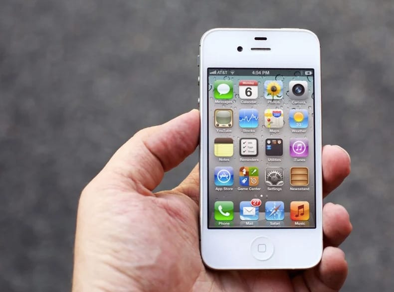 Tíz hónapon át hevert a folyóban egy iPhone – most kihalászták, és semmi baja